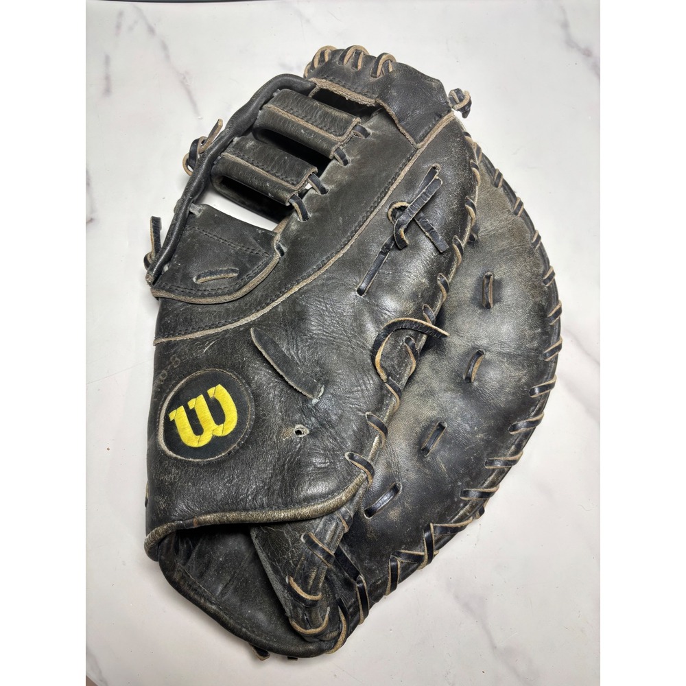 Wilson A2000 Series Baseball Catchers Mitt Black Leather RHT
